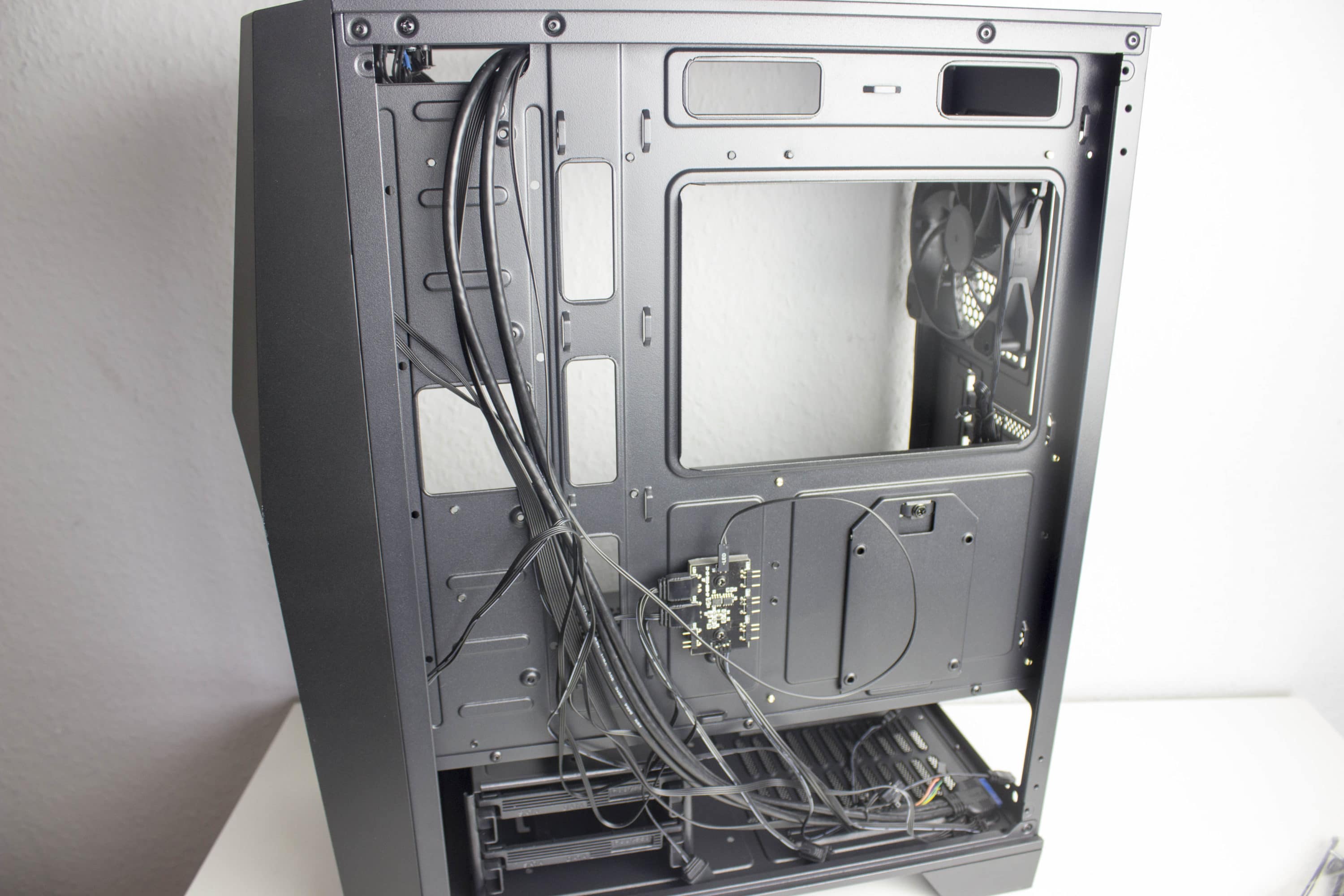 MSI MAG Forge 100R - low cost case with glass