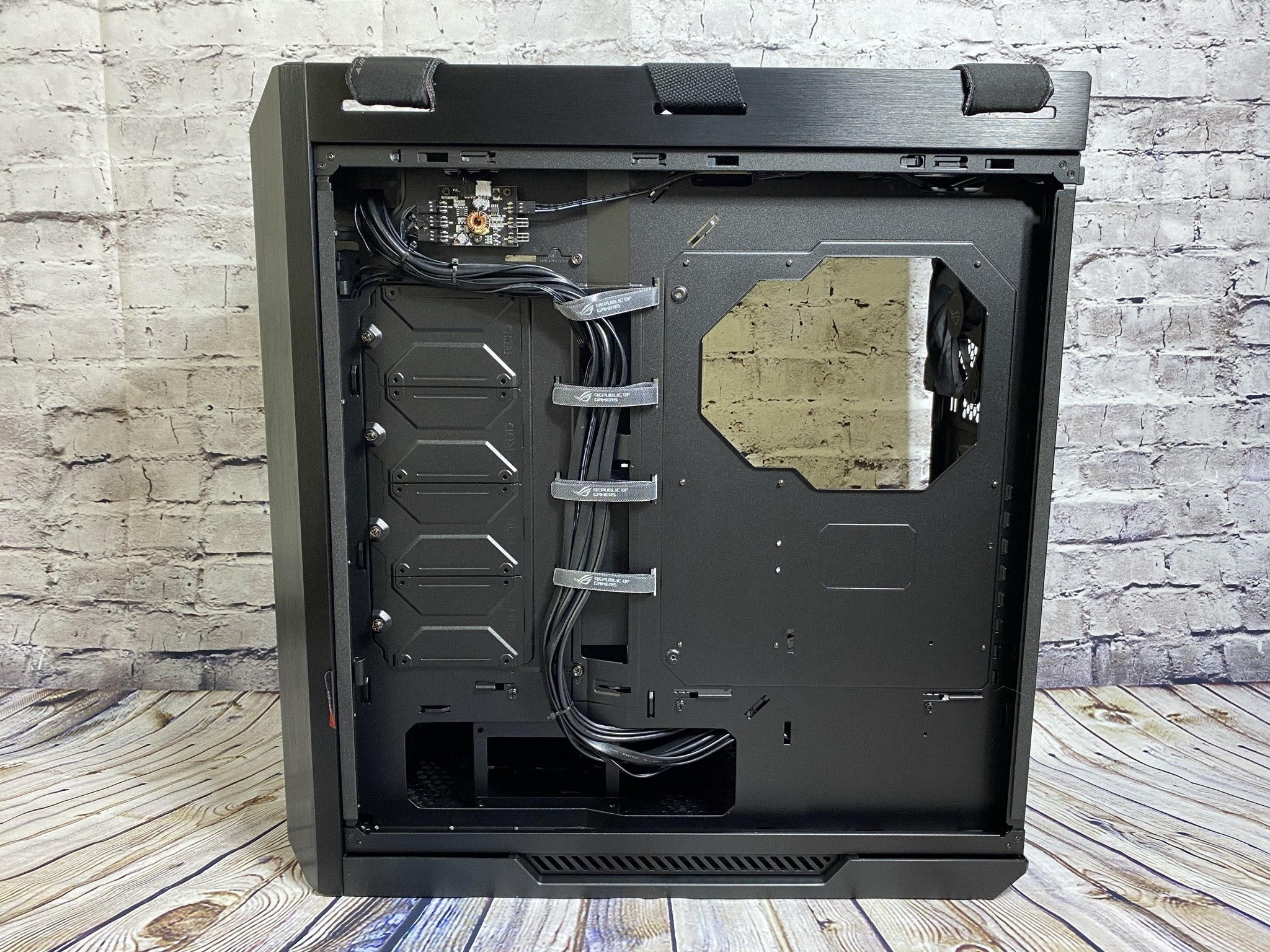 The Ultimate Fanboy Case? ASUS ROG Strix Helios Review
