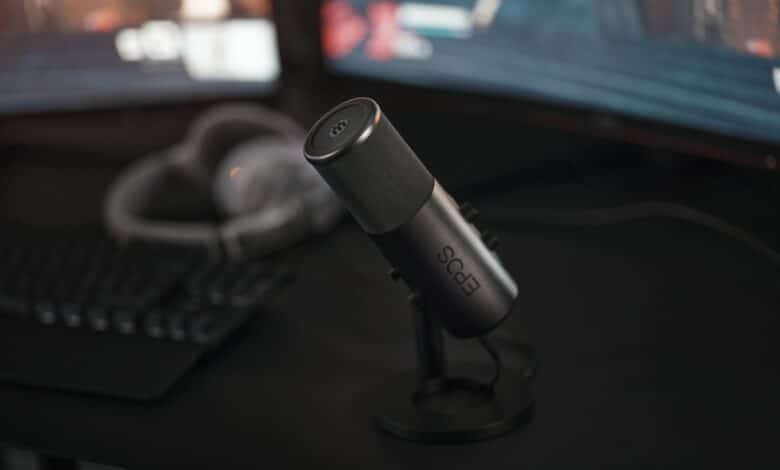 Das EPOS B20 Streaming-Mikrofon auf dem Schreibtisch montiert