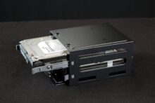 Eine 3,5"-Festplatte wird in den Festplattenkäfig geschoben.