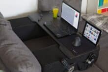 Couchmaster Cyboss mit Laptop, Tablet, Maus, Brille und Glas
