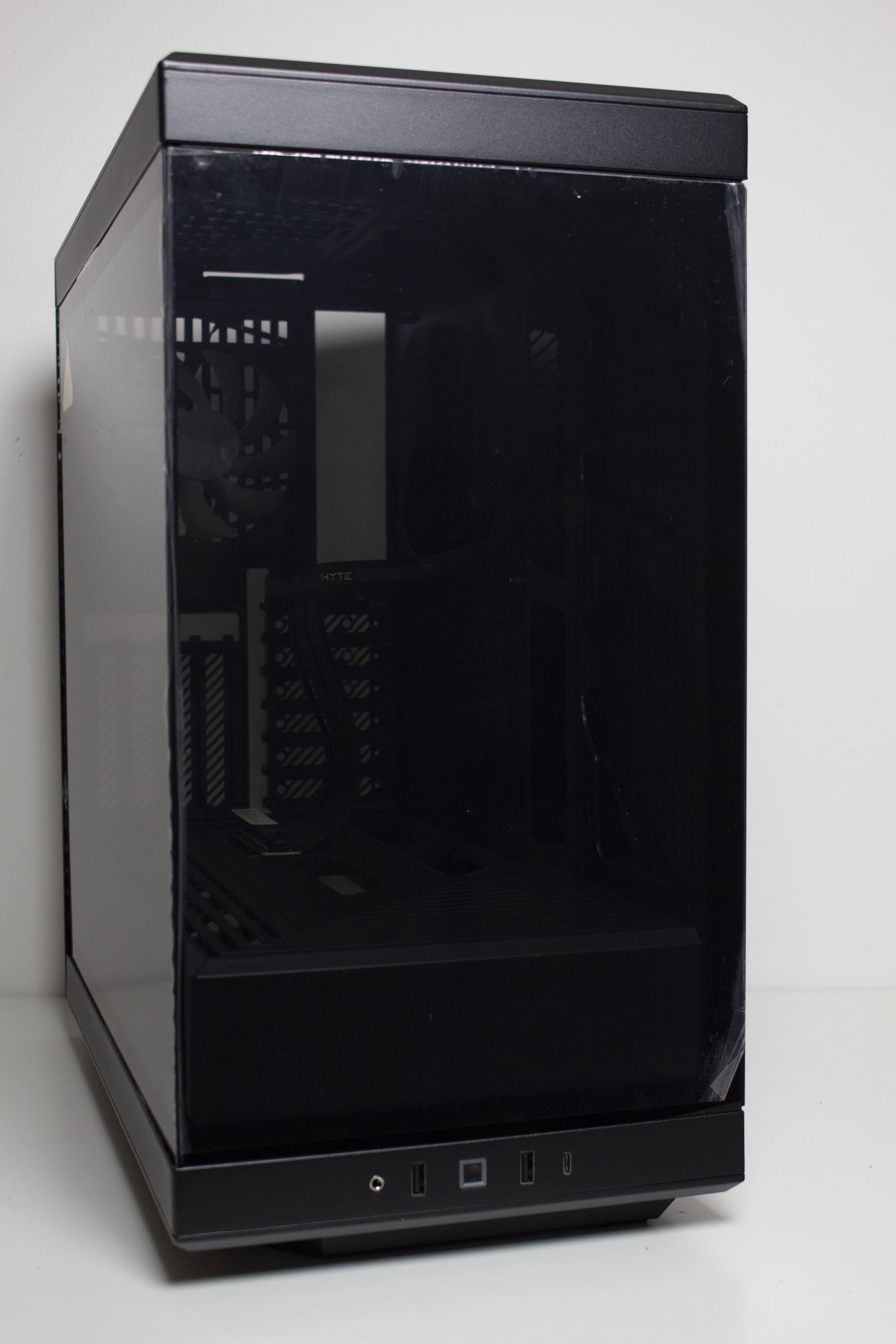 HYTE Y40 Mainstream Vertical GPU Case ATX Mid Tower Gaming Case