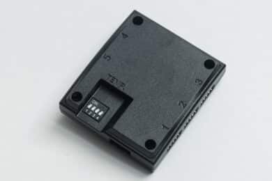 Schwarzer Lüfter Controller von hinten mit vier Dip Switches