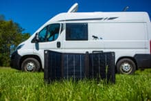 Camping Kastenwagen mit davor stehenden Solarzellen