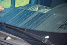 Solarzellen hinter der Windschutzscheibe