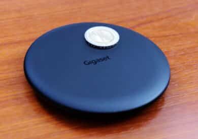 Gigaset Wireless Fast Charger 2.0: Oberseite mit Größenvergleich