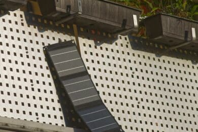 Technaxx 21W Solar Ladetasche TX-207 hängt am Balkon