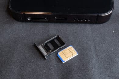 USB-Anschluss, SIM-Schacht und lautsprecher auf der Unterseite des Unihertz Luna.