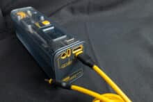 Das USB-C-Kabel an die Shargeek 100 angeschlossen