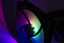 LEDs um den Lüftermotor der Sharkoon SilentStorm 120 RGB Lüfter im Test