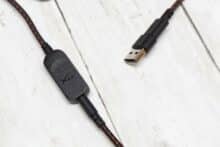 USB-A-Stecker und angeschlossenes Kabel