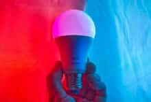 WiZ Lampen Test mit blauem und rotem RGB Licht