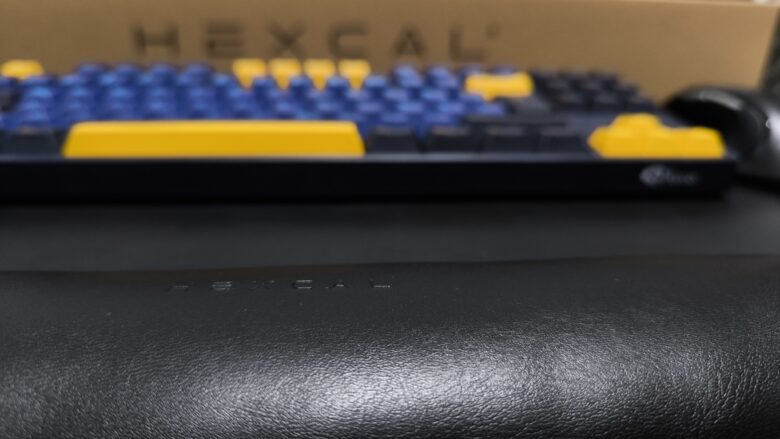 Höhenvergleich: Handgelenkauflage mit Tastatur