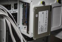 SSD und montierte Festplatten im Corsair 6500D Airflow